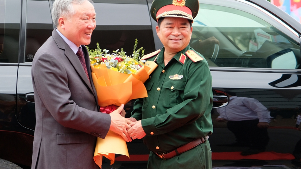 Trung tướng Trịnh Đình Thạch, Chính ủy Quân khu 5 tặng hoa cho Phó Thủ tướng Nguyễn Hòa Bình.jpg