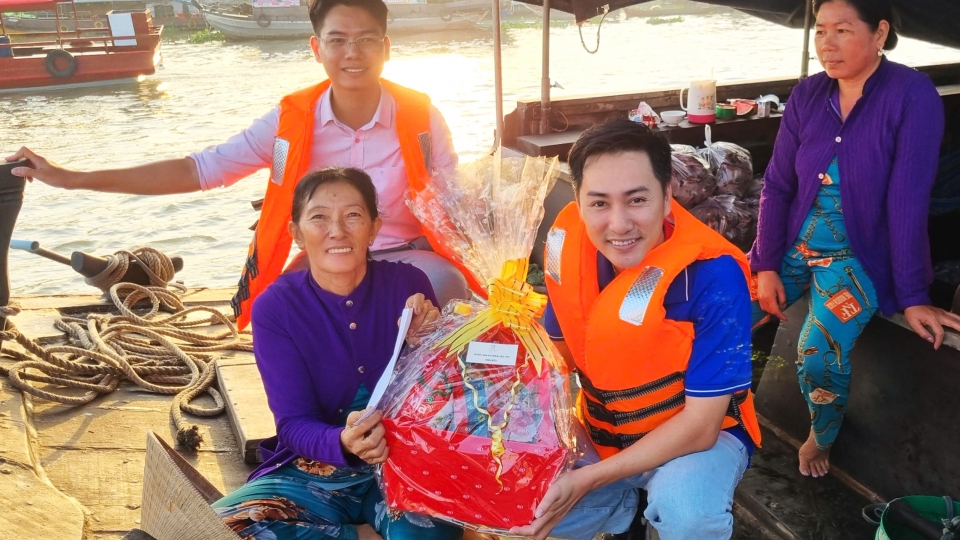 VOV - Đây cũng là một trong những hoạt động an sinh xã hội thường xuyên của thành phố trong quá trình gìn giữ, bảo tồn chợ nổi Cái Răng.jpg