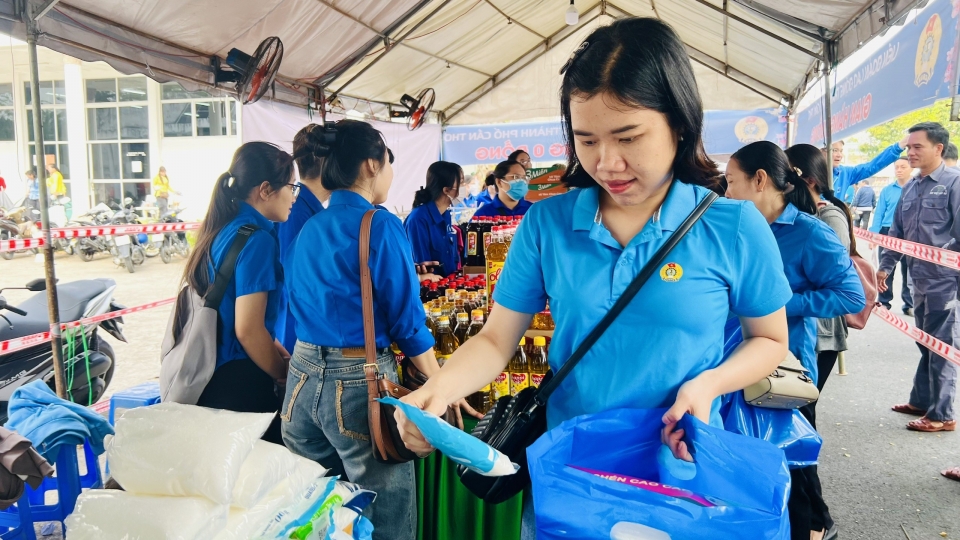 VOV - Không khí mua hàng Tết nhộn nhịp tại Gian hàng 0 đồng_0.jpg
