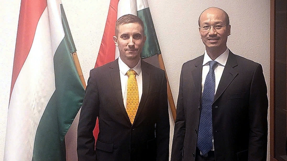 Vietnamese Ambassador to Hungary Bui Le Thai and Stifter Adam, deputy state secretary.jpg