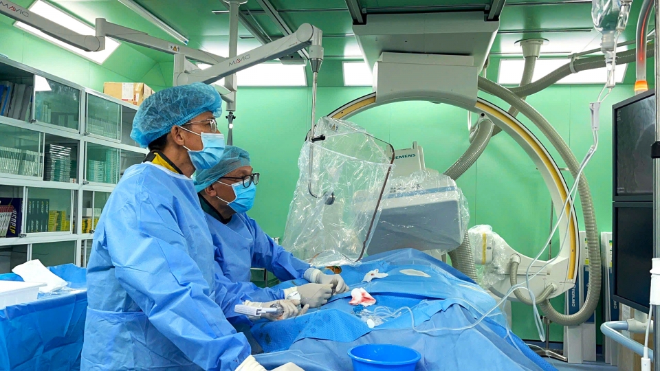 _benh_nhan_nhanh_chong_duoc_ekip_can_thiep_thanh_cong_sang_thuong_bang_stent_phu_thuoc_voi_thoi_gian_30_phut.jpg