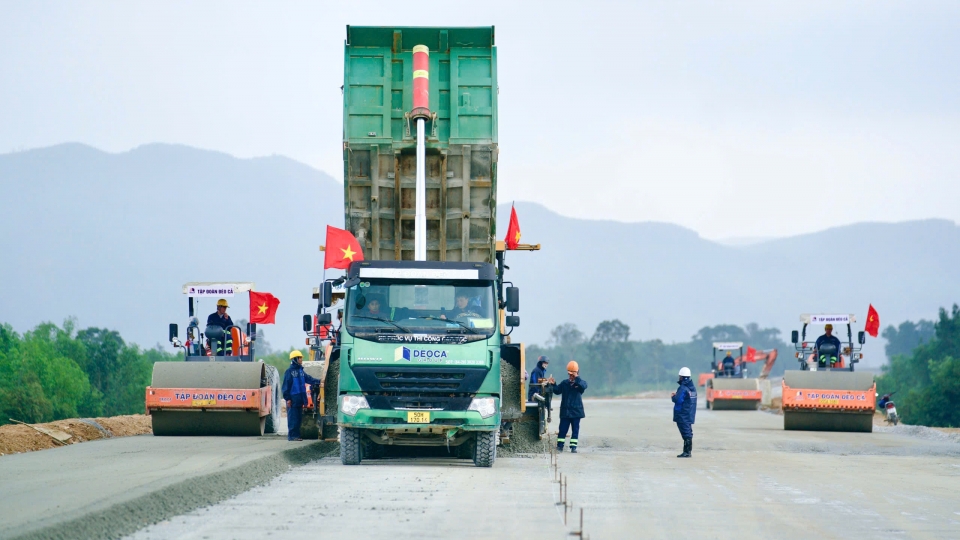 Nhộn nhịp trên công trường Quảng Ngãi - Hoài Nhơn ngày cận Tết