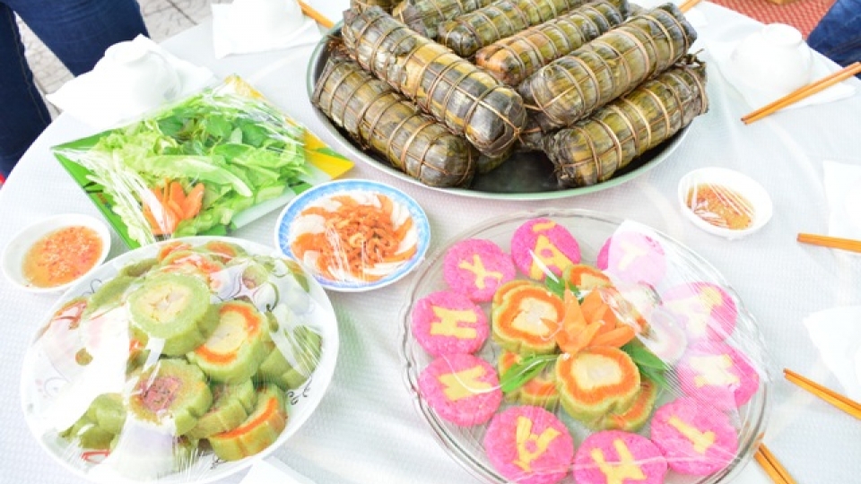 banh_tet_cung_la_mon_banh_chu_dao_trong_mam_com_ngay_tet_mien_tay.jpg