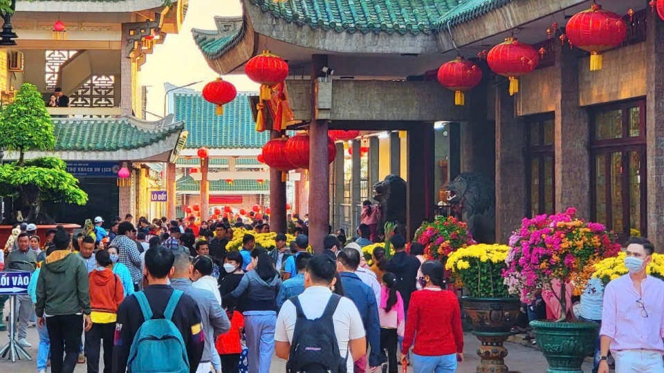 ben_trong_khu_vuc_mieu_ba_chua_xu.jpg