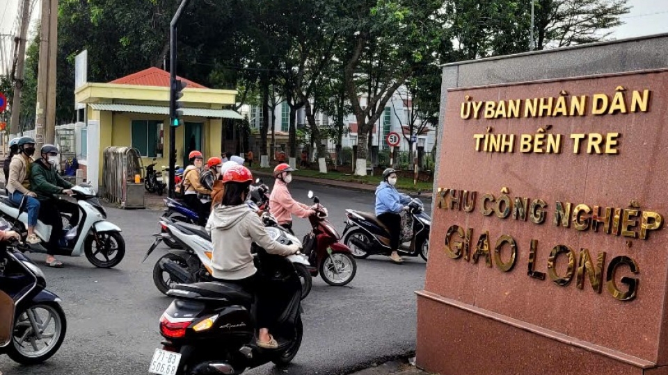 cac_cong_nhan_tai_khu_cong_nghiep_giao_long_den_cong_ty_lam_viec_moi_ngay.jpg