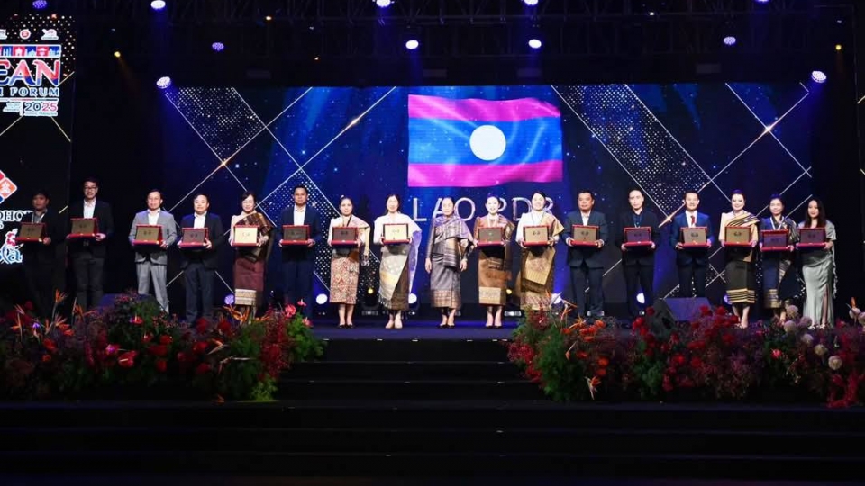 cac_don_vi_kinh_doanh_du_lich_lao_nhan_giai_thuong_o_cac_hang_muc_nguon_dai_phat_thanh_quoc_gia_lao.jpg