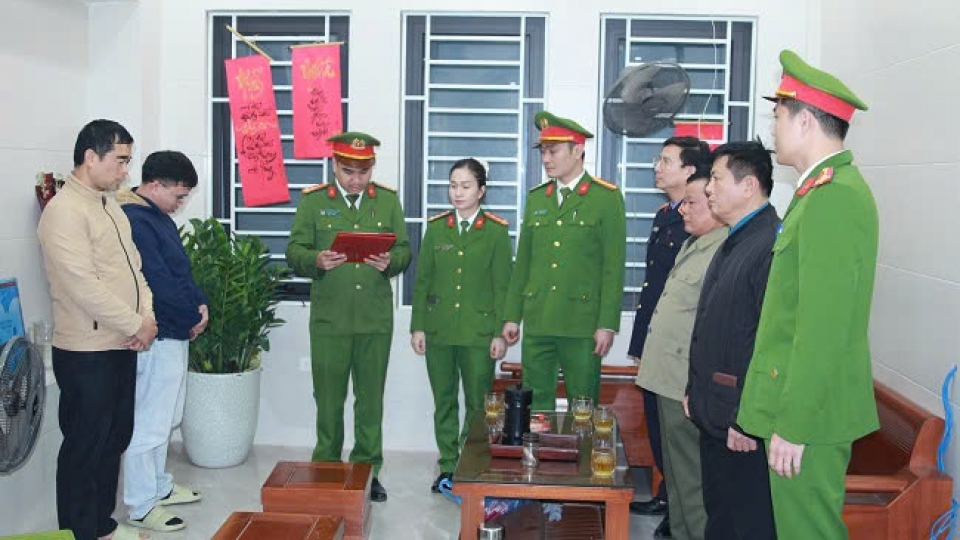 co_quan_canh_sat_dieu_tra_cong_an_thanh_pho_vinh_thi_hanh_lenh_kham_xet_noi_lam_viec_va_nha_o_cua_cac_doi_tuong.jpg