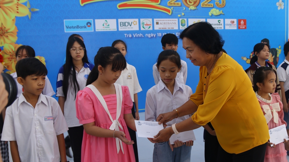 con_em_cong_nhan_lao_dong_vuot_kho_nhan_suat_hoc_bong_tu_quy_khuyen_hoc_tinh_tra_vinh.jpg