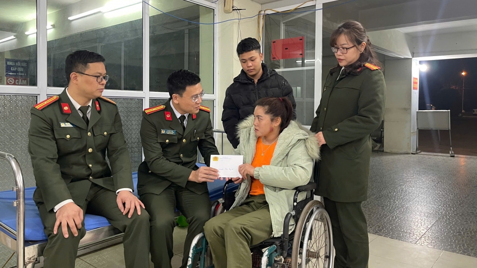 cong_an_tinh_bac_kan_tham_hoi_chi_hoang_thi_lua_thanh_vien_to_dam_bao_antt_thon_lung_pang_xa_con_minh_huyen_na_ri_bi_thuong_khi_tham_gia_chua_chay_rung.jpg