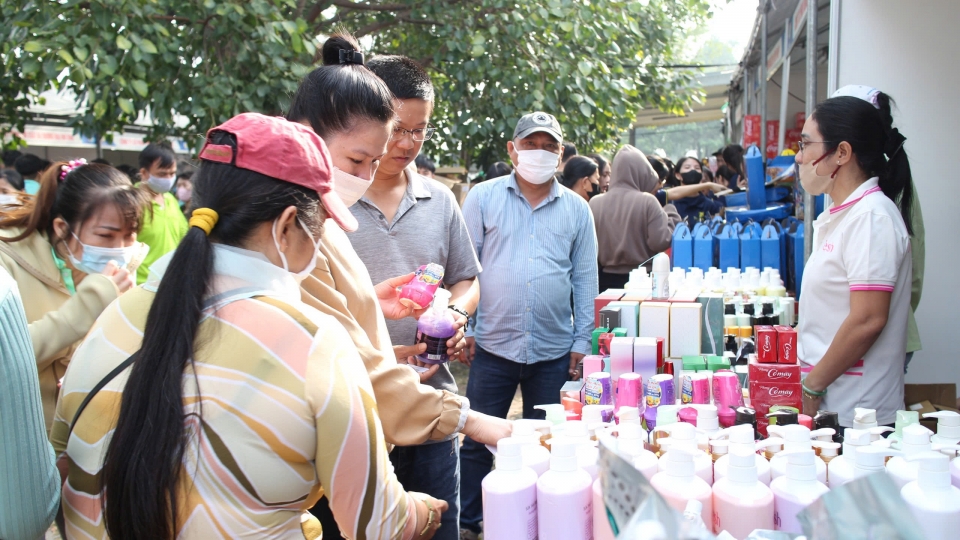 cong_nhan_doi_phieu_lay_qua_mien_phi_la_cac_vat_dung_san_pham_thiet_yeu_cho_cuoc_song.jpg