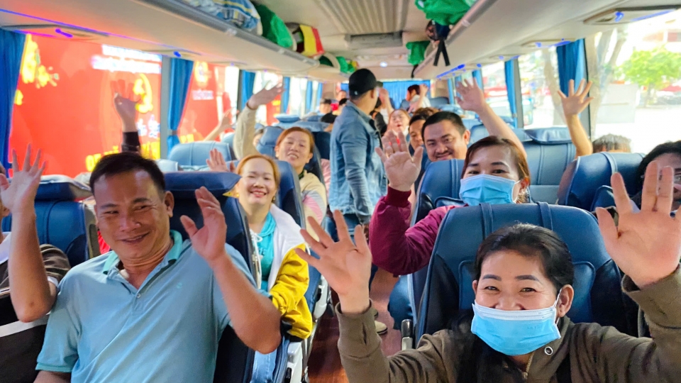 cong_nhan_vui_mung_duoc_ve_que_tren_nhung_chuyen_xe_mien_phi.jpg