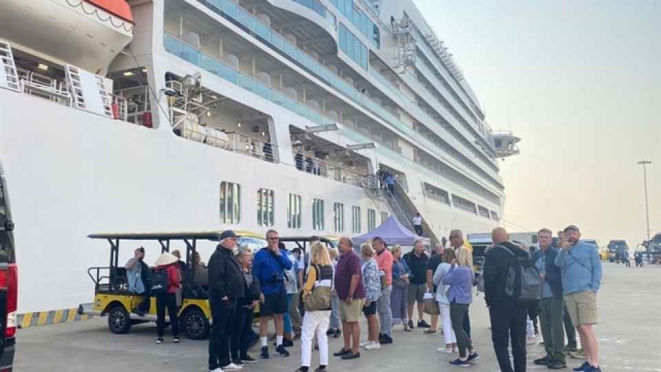 Over 1,200 foreign tourists arrive in Ha Long on cruises