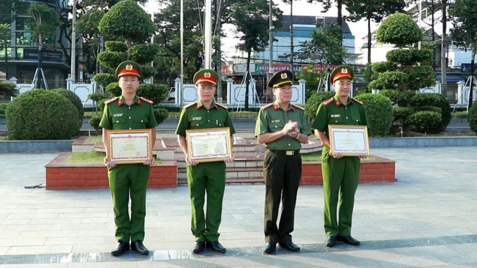 dai_ta_bui_xuan_thang_giam_doc_cong_an_tinh_trao_bang_khen_cua_bo_truong_bo_cong_an_cho_cac_tap_the_ca_nhan_anh_ca.jpg