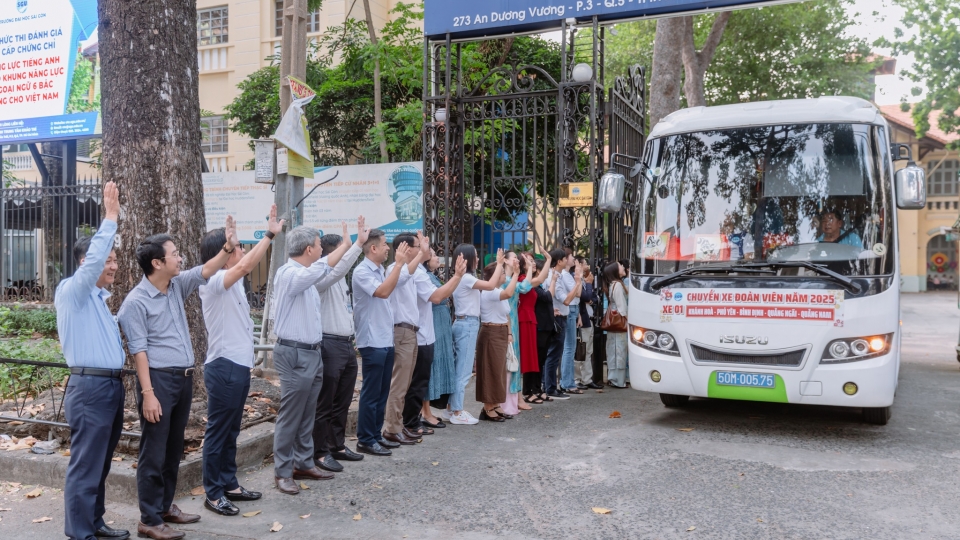 Những chuyến xe đoàn viên đầu tiên đưa sinh viên về quê đón Tết