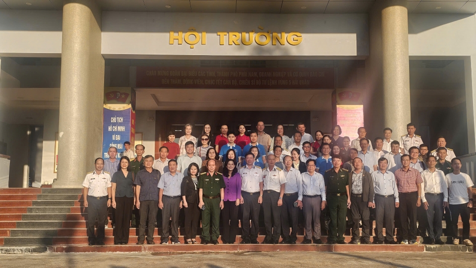 doan_cong_tac_chup_anh_luu_niem_tai_tru_so_vung_5_hai_quan_o_thanh_pho_phu_quoc_kien_giang.jpg