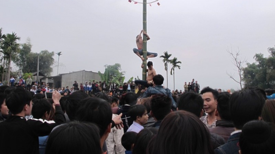 dong_bao_muong_lo_to_chuc_nhieu_tro_choi_ngay_tet.jpg