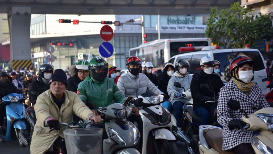 Người Hà Nội chật vật di chuyển trên đường trong những ngày giáp Tết