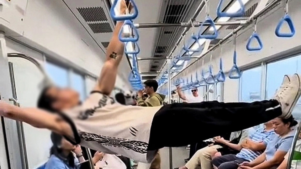 Đề nghị công an xử lý nam thanh niên hít xà đơn trên tàu metro