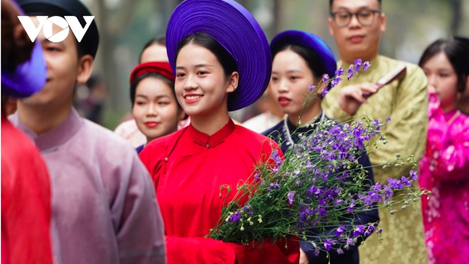 Over 400 Hanoians join street parade in Old Quarter to celebrate Tet