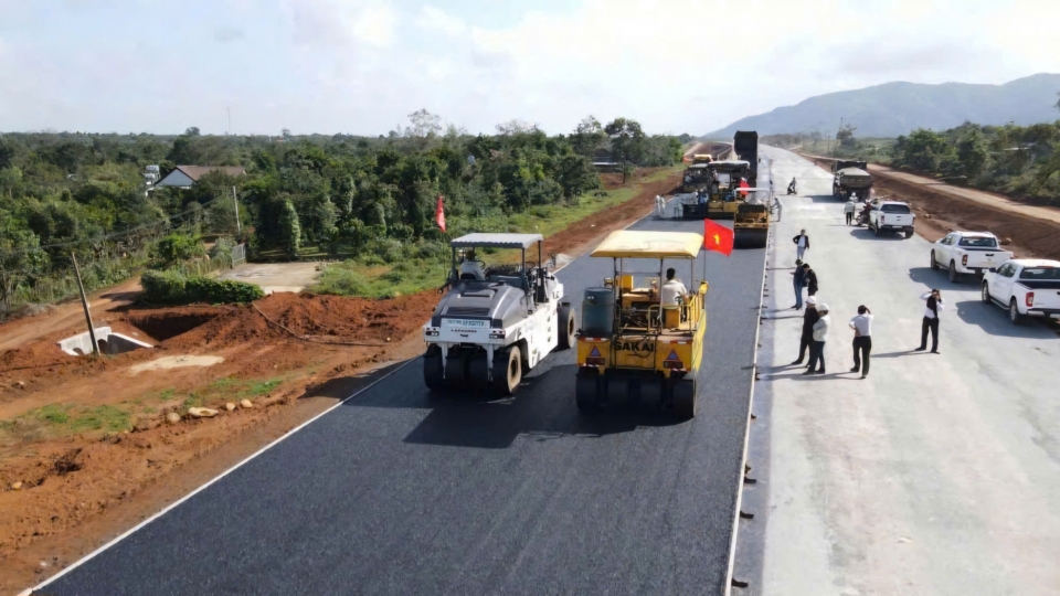 hien_da_co_300m_tren_du_an_cao_toc_khanh_hoa_-_buon_ma_thuot_thuoc_du_an_thanh_phan_3_duoc_tham_be_tong_nhua.jpg