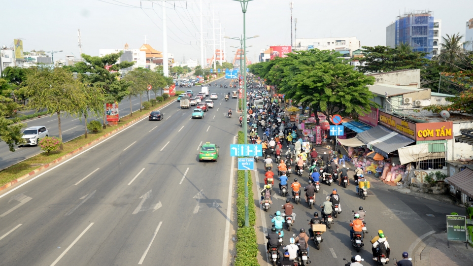 Ùn tắc ở TP.HCM "leo thang" vì hạ tầng