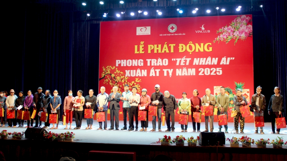 hoi_chu_thap_do_tinh_dak_lak_phan_dau_ho_tro_it_nhat_35.800_suat_qua_giup_nguoi_ngheo_va_cac_doi_tuong_chinh_sach_kho_khan_trong_dip_tet_at_ty.jpg