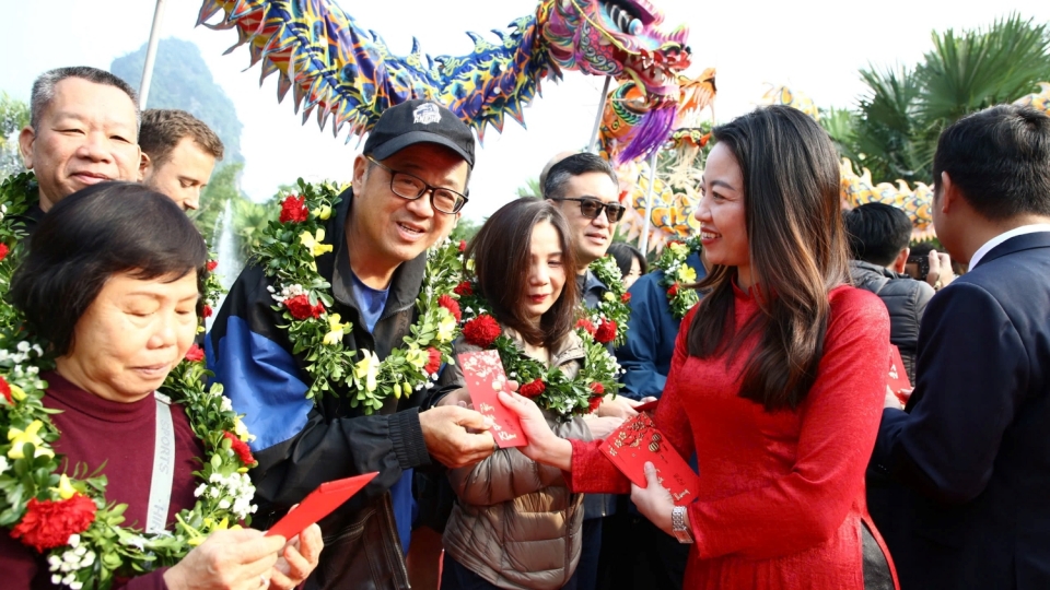 lanh_dao_nganh_du_lich_quang_binh_li_xi_nhung_vi_khach_den_xong_dat_dau_nam_moi.jpg