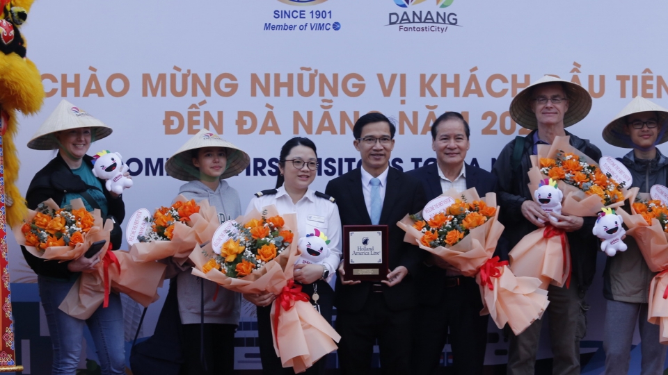 lanh_dao_so_du_lich_tp_da_nang_va_cang_da_nang_trao_hoa_qua_luu_niem_tang_khach_du_lich_tau_bien_den_tham_quan_thanh_pho.jpg