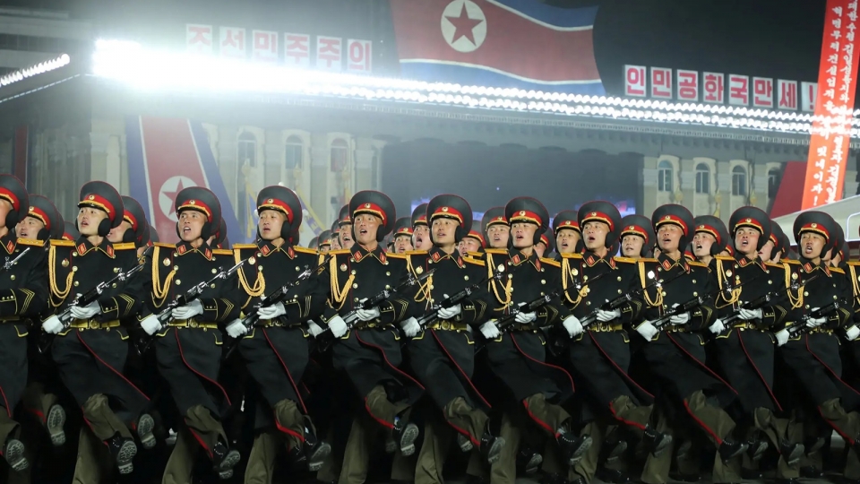 linh Trieu Tien duyet binh, quan nhan Trieu Tien tren quang truong thu do, co Trieu Tien -kcna.jpg