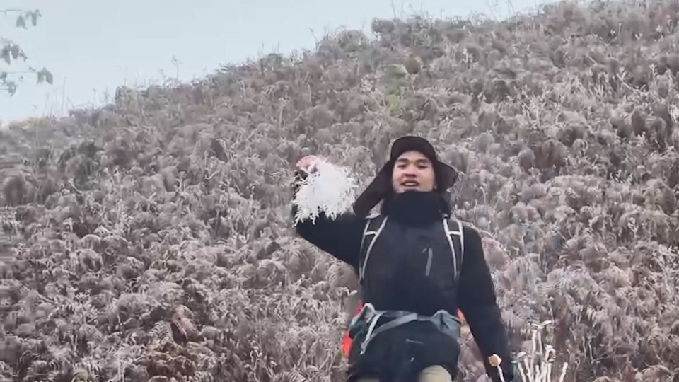 mot_du_khach_tranh_thu_choi_dua_voi_bang_gia_o_y_ty.jpg