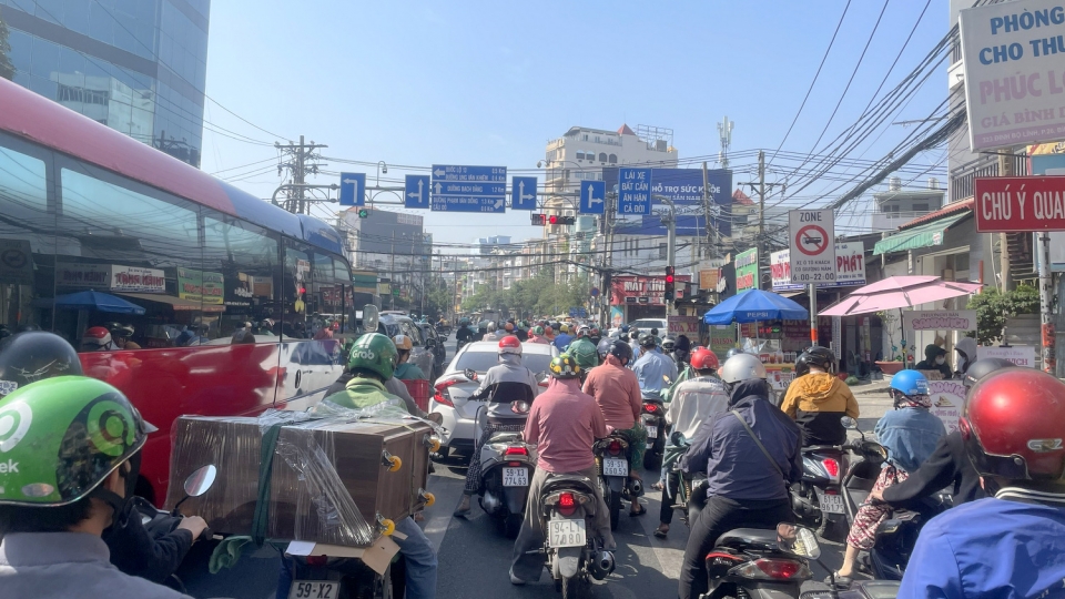 nguoi_dan_co_xu_huong_dung_cho_den_do_tu_som_de_tranh_bi_phat.jpg