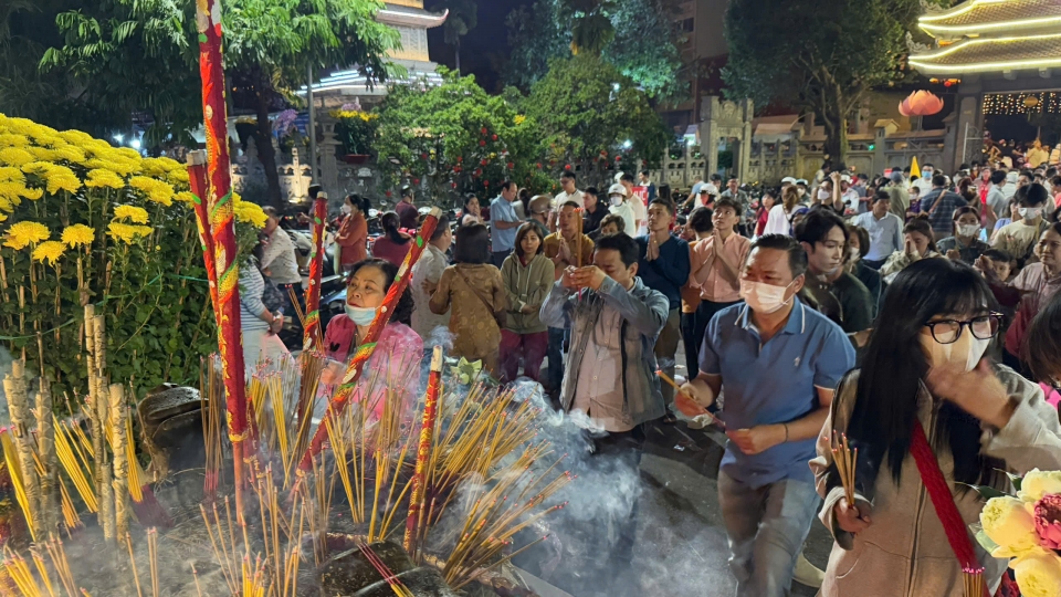nguoi_dan_dan_no_nuc_di_chua_sang_dau_nam_5.jpg