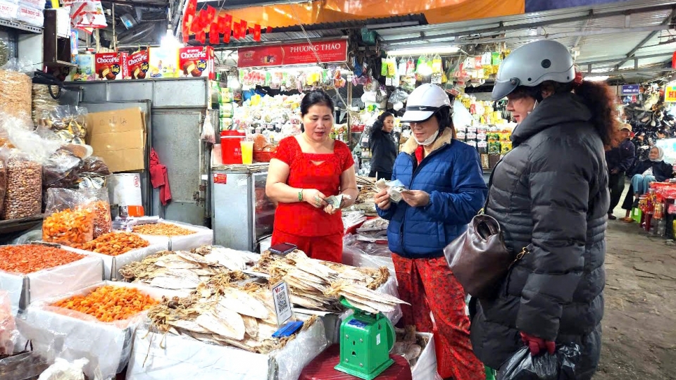 nguoi_dan_den_cho_mua_sam_hang_tet_20250116153947.jpg