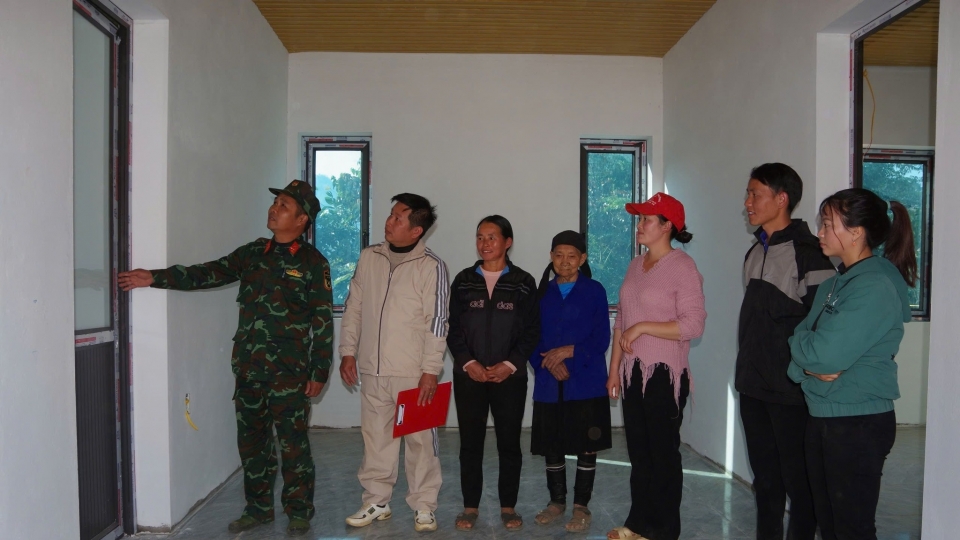 nguoi_dan_vung_thien_tai_thon_ta_han_xa_xuan_lac_huyen_cho_don_bac_kan_nhan_nha_tai_dinh_cu_truoc_them_nam_moi_anh_quang_nhat.jpg