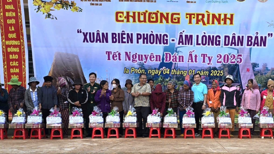 nguoi_dan_xuc_dong_phan_khoi_khi_nhan_nhung_phan_qua_tu_chuong_trinh.jpg