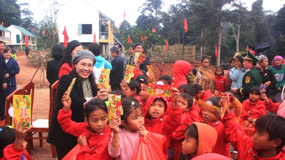 nhieu_em_nho_o_bien_gioi_duoc_nhan_li_xi_trong_nam_moi.jpg