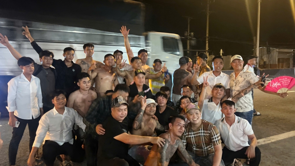 nhom_doi_tuong_co_hanh_dong_qua_khich_gay_kem_an_toan_giao_thong_anh_huong_den_an_ninh_trat_tu_tai_quoc_lo_1.jpg