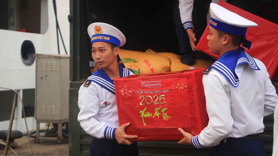 nhung_mon_qua_tet_cua_to_chuc_ca_nhan_tu_dat_lien_gui_tang_nhan_dan_can_bo_chien_si_tren_cac_dao.jpg