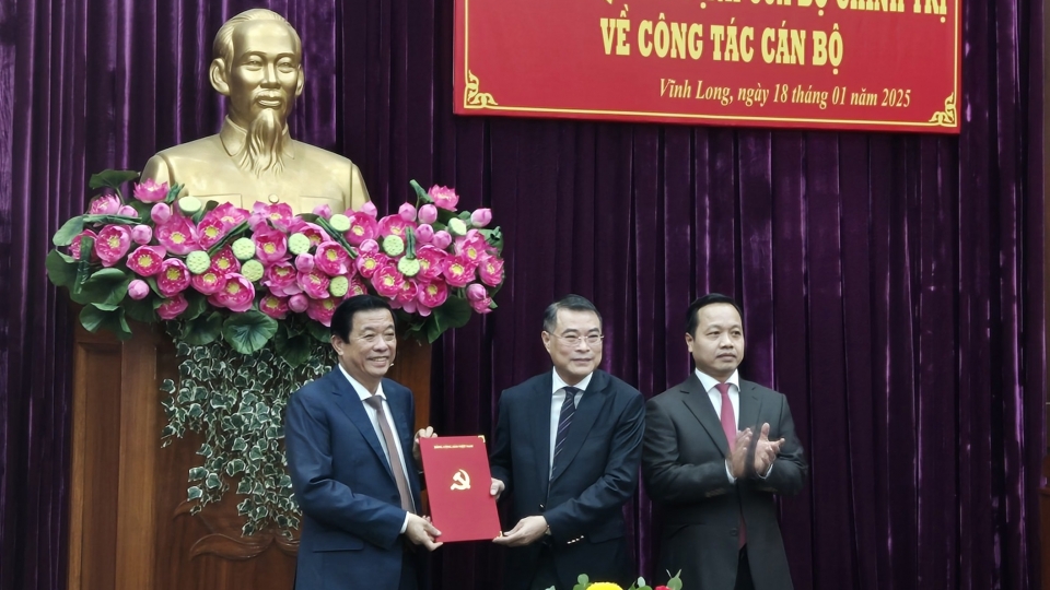 ong_le_minh_hung_uy_vien_bo_chinh_tri_bi_thu_trung_uong_dang_truong_ban_to_chuc_trung_uong_trao_quyet_dinh_cho_ong_bui_van_nghiem.jpeg