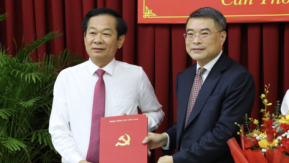 ong_le_minh_hung_uy_vien_bo_chinh_tri_bi_thu_trung_uong_dang_truong_ban_to_chuc_trung_uong_trao_quyet_dinh_cho_ong_do_thanh_binh_20250117164818.jpg