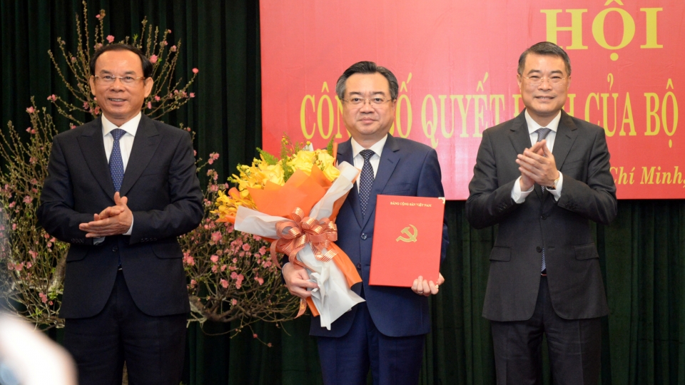 ong_le_minh_hung_va_ong_nguyen_van_nen_chuc_mung_ong_nguyen_thanh_nghi.jpg