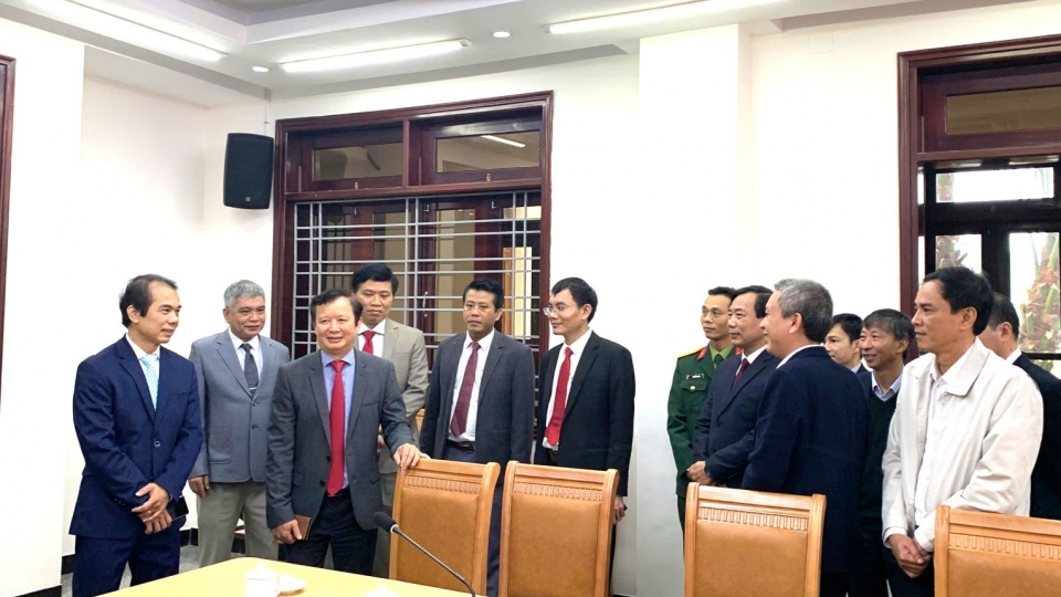 ong_le_truong_luu_thu_3_ben_trai_sang_bi_thu_thanh_uy_hue_kiem_tra_tinh_hinh_lam_viec_viec_tai_quan_phu_xuan.jpg