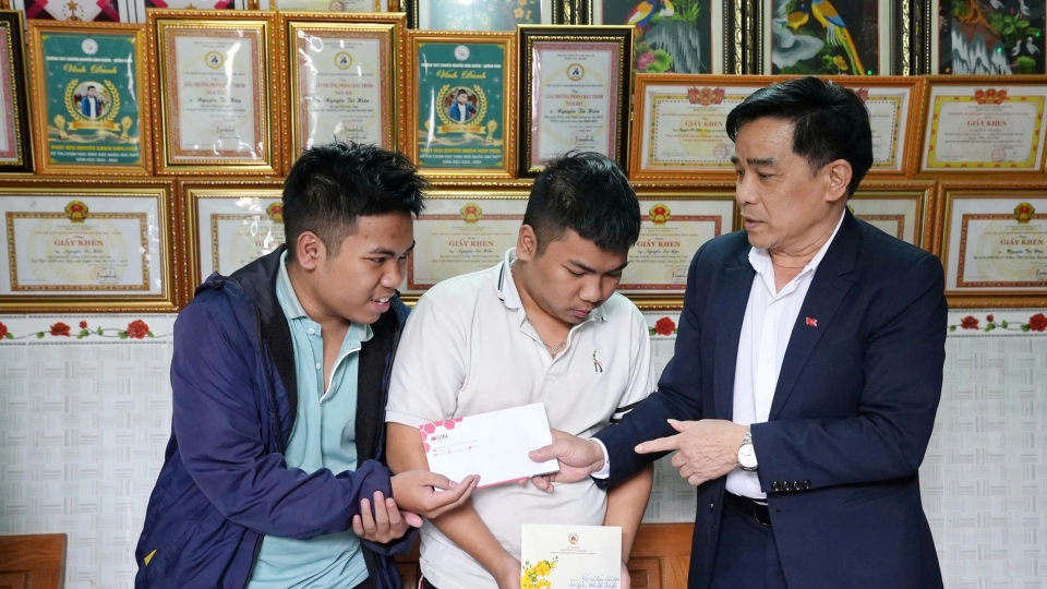 ong_le_van_dung_chu_tich_ubnd_tinh_quang_nam_tang_qua_tet_cho_anh_em_tri_hien_tri_hau.jpg