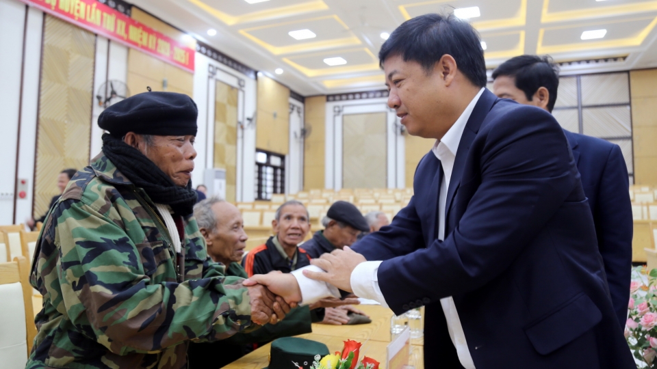 ong_luong_nguyen_minh_triet_bi_thu_tinh_uy_quang_nam_dong_vien_can_bo_thon_nguoi_co_uy_tin_tren_tuyen_bien_gioi_phat_huy_vai_tro_trach_nhiem_gop_phan_xay_dung_va_phat_trien_que_huong_2025011813190.jpg