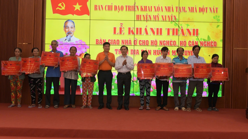 ongtran_van_lau_chu_tich_ubnd_tinh_soc_trang_don_vi_doanh_nghiep_ho_tro_trao_bang_ban_giao_nha_o_va_qua_tet_cho_ho_ngheo_ho_can_ngheo.jpg