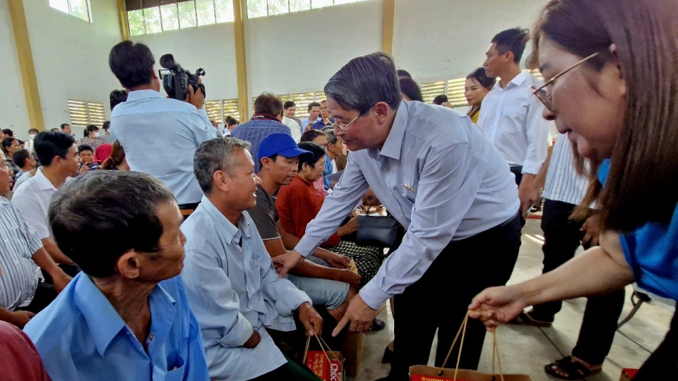 pho_chu_tich_quoc_hoi_nguyen_duc_hai_tham_tang_qua_tet_tai_tinh_soc_trang.jpg