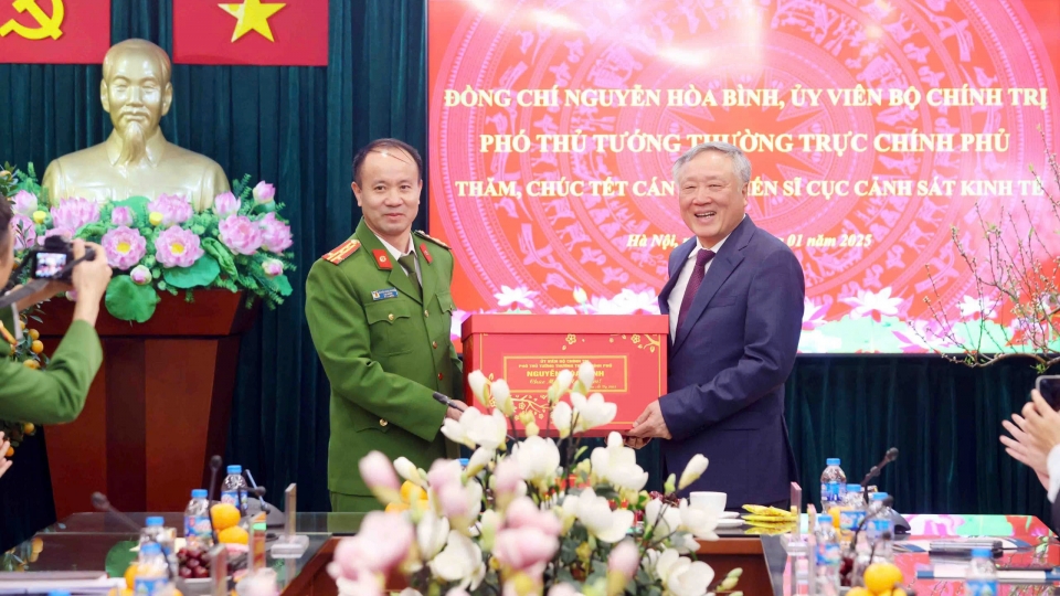 pho_thu_tuong_thuong_truc_nguyen_hoa_binh_tang_qua_chuc_mung_can_bo_chien_sy_c03.jpg