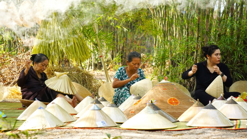 phu_nu_lang_non_ngua_phu_gia_ti_mi_voi_cac_cong_doan_lam_non._.jpg