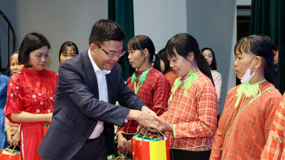 ptt_trao_qua_cho_nguoi_ngheo_20250117134145.jpg