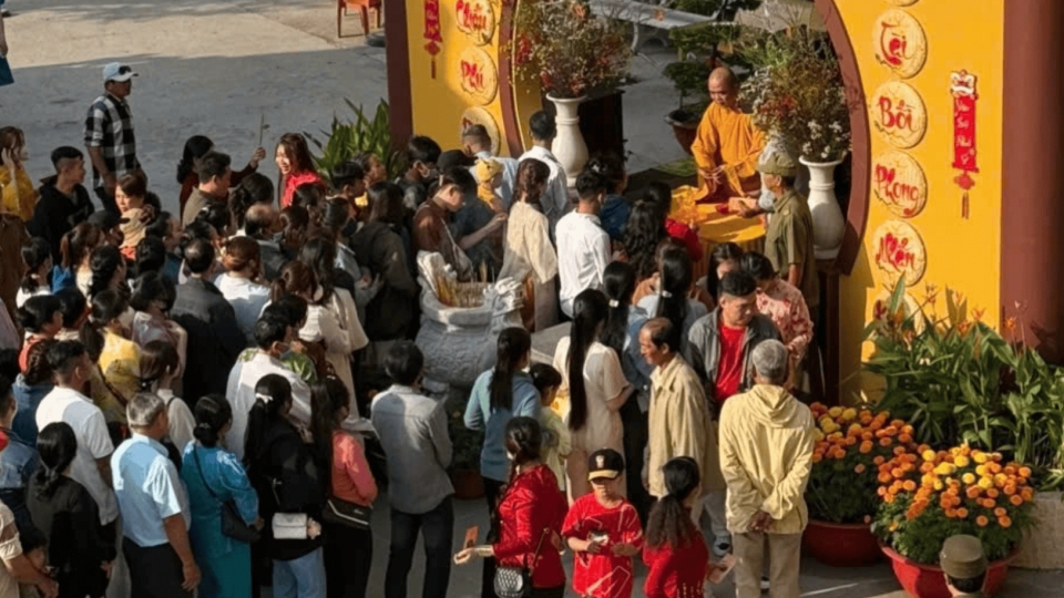 Thousands visit pagodas to pray for peace in the New Year